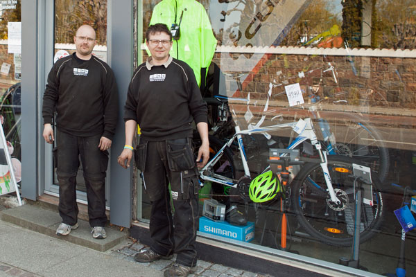 Viggo Rasmussens efterflgers efterflger, indehaver Finn Christensen (th), som i dag sammen med cykelmekaniker Arne Christensen (tv) str for den daglige drift af cykelforretning og cykelvrksted. Deres opgave er blandt at srge for, at lfte arven med forretningens velkendte service i Viggo Rasmussens og Svend Aage Srensens nd. Og det gr de egentlig meget godt  nr man sprger den store skare af trofaste kunder.