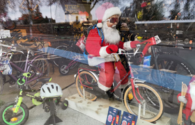 Et legendarisk indslag hos Viggo Rasmussens Eftf. i julemåneden, er den ikoniske julemand på cykel. Han indledte faktisk sin karriere på elcykel længe inden, elcykler overhovedet eksisterede, nemlig omkring 1975 med Overgaard som teamchef. Omkring 1984 eller ´85 underskrev han ny kontrakt. Det blev hos teamet på Tornøgade, hvor han siden har trampet sig trofast og ihærdigt gennem julemåned efter julemarked – naturligvis også i julen 2020 med de efter myndighedernes beskrevne retningslinjer for korrekt ansigtsværn. Der er næppe tvivl om, han fortsætter sin karriere her så længe, det overhovedet er muligt at skaffe reservedele til hans cykel, og der går faktisk rygter om, at det faktisk ikke er rigtigt jul i Odder, førend julemanden har indfundet sig på sin plads i vinduet hos Viggo Rasmussens Eftf. på Tornøegade.